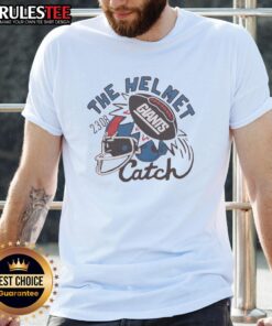 Premium New York Giants The Helmet Catch T-Shirt showcasing iconic play, perfect for fans and collectors of NFL memorabilia.