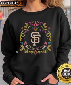 Alt Text: Pretty San Francisco Giants Dia de los Muertos MLB celebration sweatshirt featuring vibrant designs and team logo.