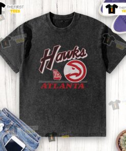 Alt Text: Vintage washed T-shirt featuring the Atlanta Hawks logo, perfect for fans showcasing their team spirit.