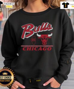 Vintage Chicago Bulls fly-by sweatshirt featuring classic logo, perfect for NBA fans and retro sportswear enthusiasts.