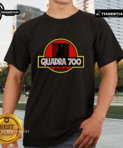 Top Quadra 700 X Jurassic Park T-Shirt featuring iconic dinosaur graphics and retro design for fans of the franchise.
