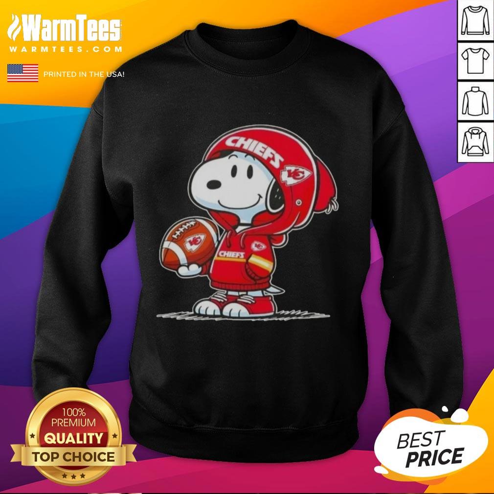 awesome-peanuts-snoopy-wearing-hoodie-kansas-city-chiefs-and-smilling-at-fans-sweatshirt Snoopy wearing a Kansas City Chiefs hoodie, smiling at fans while showcasing an Awesome Peanuts sweatshirt.