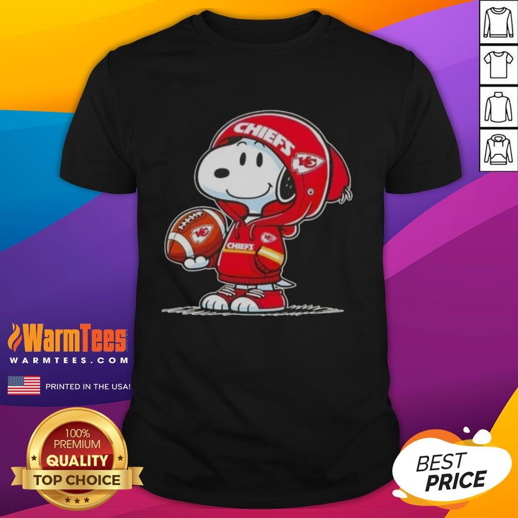 awesome-peanuts-snoopy-wearing-hoodie-kansas-city-chiefs-and-smilling-at-fans-t-shirt-1 Alt Text: Peanuts Snoopy in a Kansas City Chiefs hoodie, smiling at fans on a fun t-shirt design, perfect for football lovers.