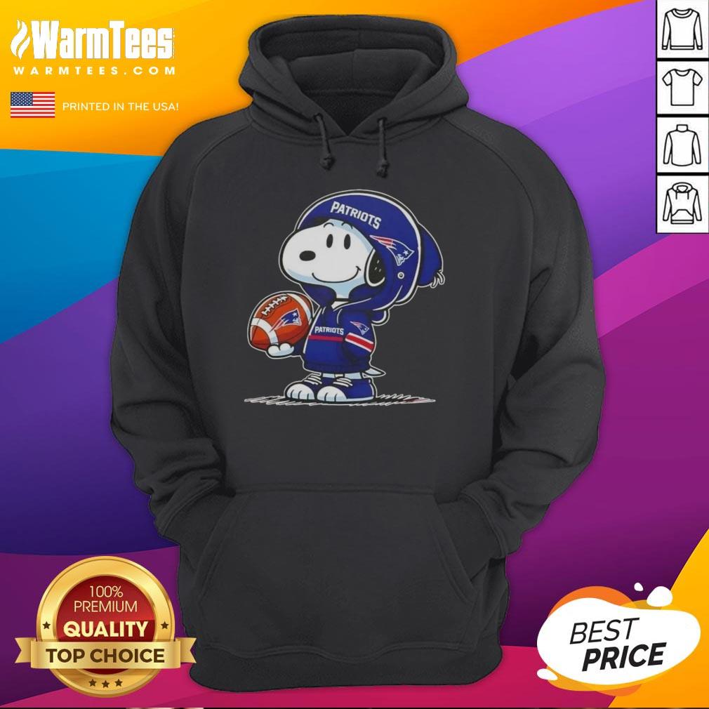 awesome-peanuts-snoopy-wearing-hoodie-new-england-patriots-and-smilling-at-fans-hoodie Snoopy in a New England Patriots hoodie, smiling at fans, showcasing awesome peanuts-themed apparel.
