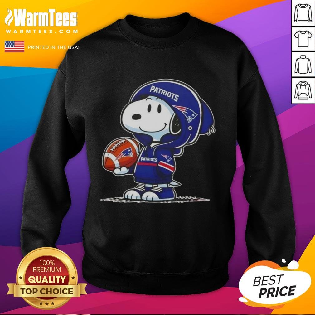 awesome-peanuts-snoopy-wearing-hoodie-new-england-patriots-and-smilling-at-fans-sweatshirt Snoopy wearing a New England Patriots hoodie, smiling at fans, featured on an Awesome Peanuts sweatshirt design.