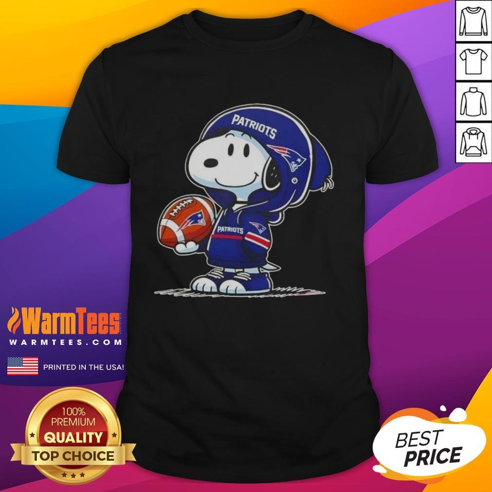 awesome-peanuts-snoopy-wearing-hoodie-new-england-patriots-and-smilling-at-fans-t-shirt-1 Alt Text: Awesome Peanuts Snoopy smiling in a hoodie with New England Patriots logo on a fun fan t-shirt design.