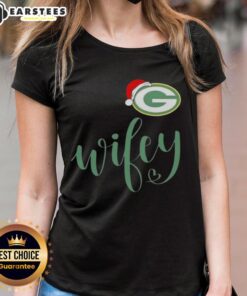 Happy Wifey Green Bay Packers Santa Hat Merry Christmas ladies tee, featuring festive design and team spirit.