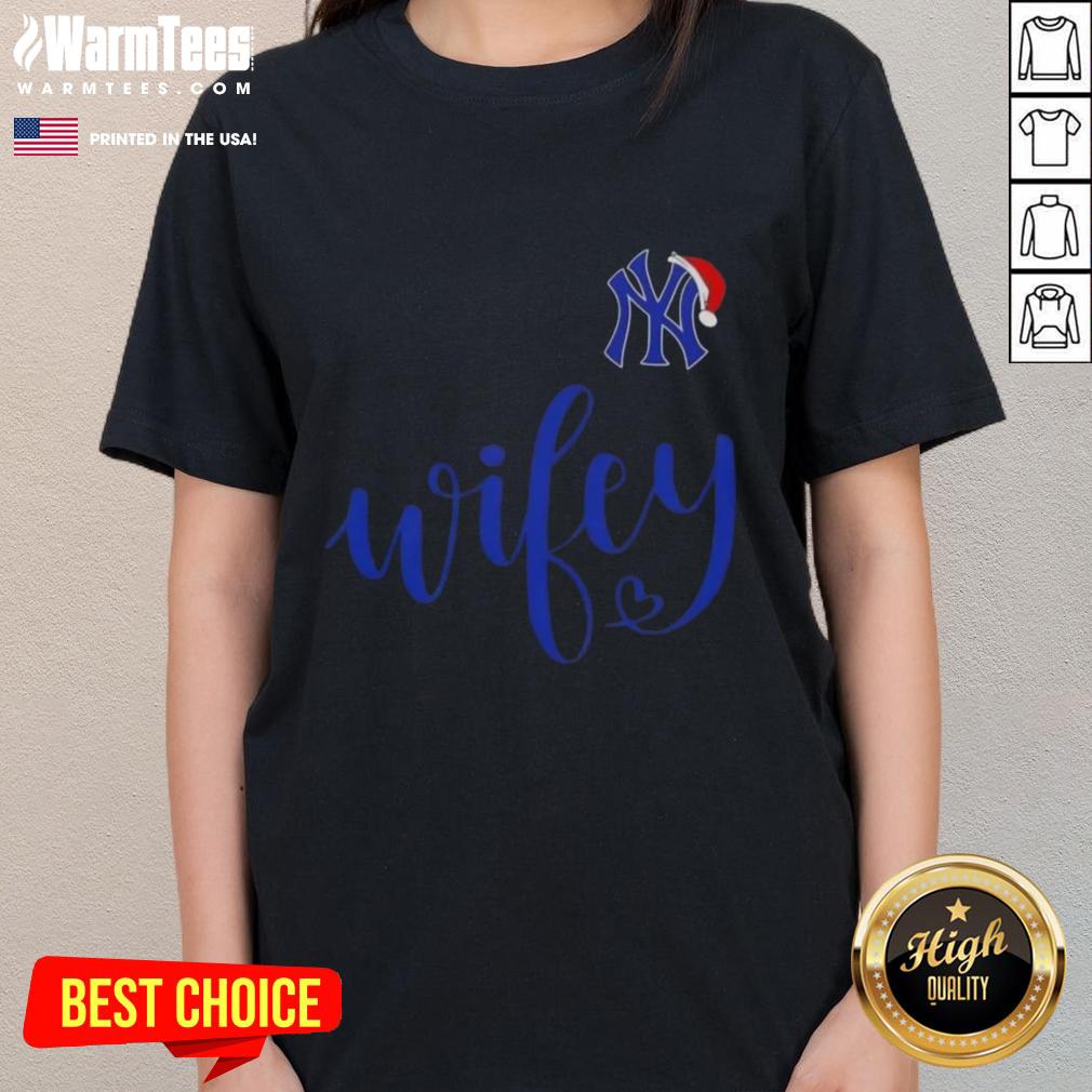 happy-wifey-new-york-yankees-santa-hat-merry-christmas-ladies-tee Happy Wifey New York Yankees Santa Hat Merry Christmas Ladies Tee, perfect for festive baseball fans celebrating the holidays.