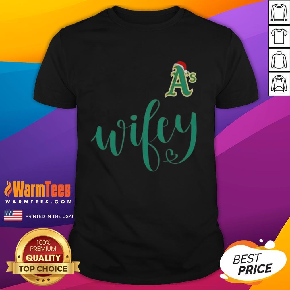 happy-wifey-oakland-athletics-santa-hat-merry-christmas-t-shirt-1 Happy Wifey Oakland Athletics Santa Hat Merry Christmas T-Shirt featuring festive design for baseball fans during holidays.