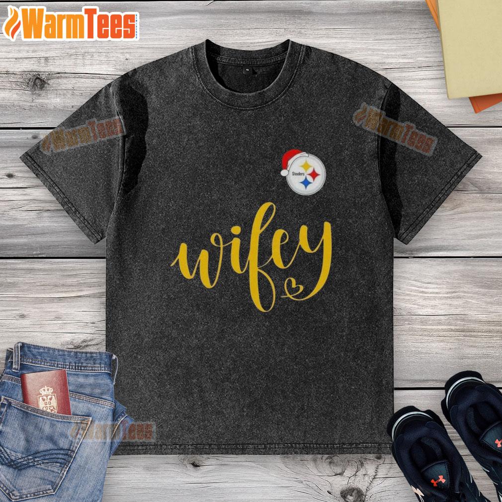 happy-wifey-pittsburgh-steelers-santa-hat-merry-christmas-washed-t-shirt Happy Wifey wearing a Pittsburgh Steelers Santa hat on a Merry Christmas washed t-shirt, celebrating the festive season.