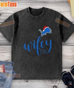 Hot Wifey Detroit Lions Santa Hat Merry Christmas washed t-shirt for festive football fans celebrating the holiday season.