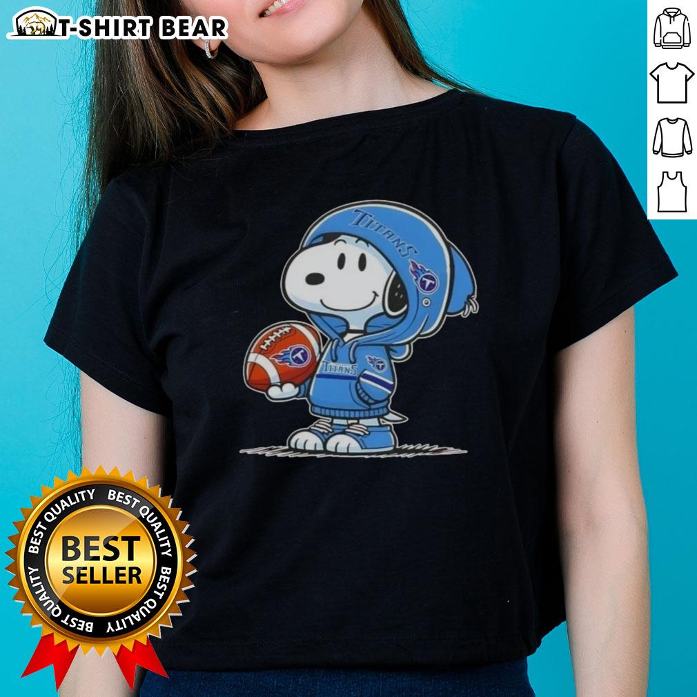 Official Peanuts Snoopy Wearing Hoodie Tennessee Titans And Smilling At Fans Ladies-Tee Official Peanuts Snoopy wearing Tennessee Titans hoodie, smiling at fans on a ladies tee, perfect for sports enthusiasts.