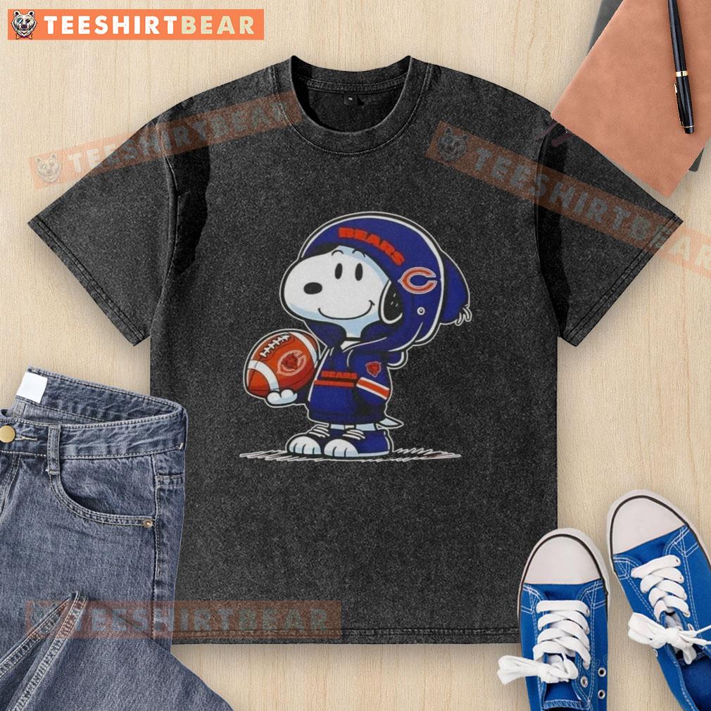 premium-peanuts-snoopy-wearing-hoodie-chicago-bears-and-smilling-at-fans-washed-t-shirt Alt Text: Premium Peanuts Snoopy in a Chicago Bears hoodie smiles at fans on a washed t-shirt, perfect for sports enthusiasts.