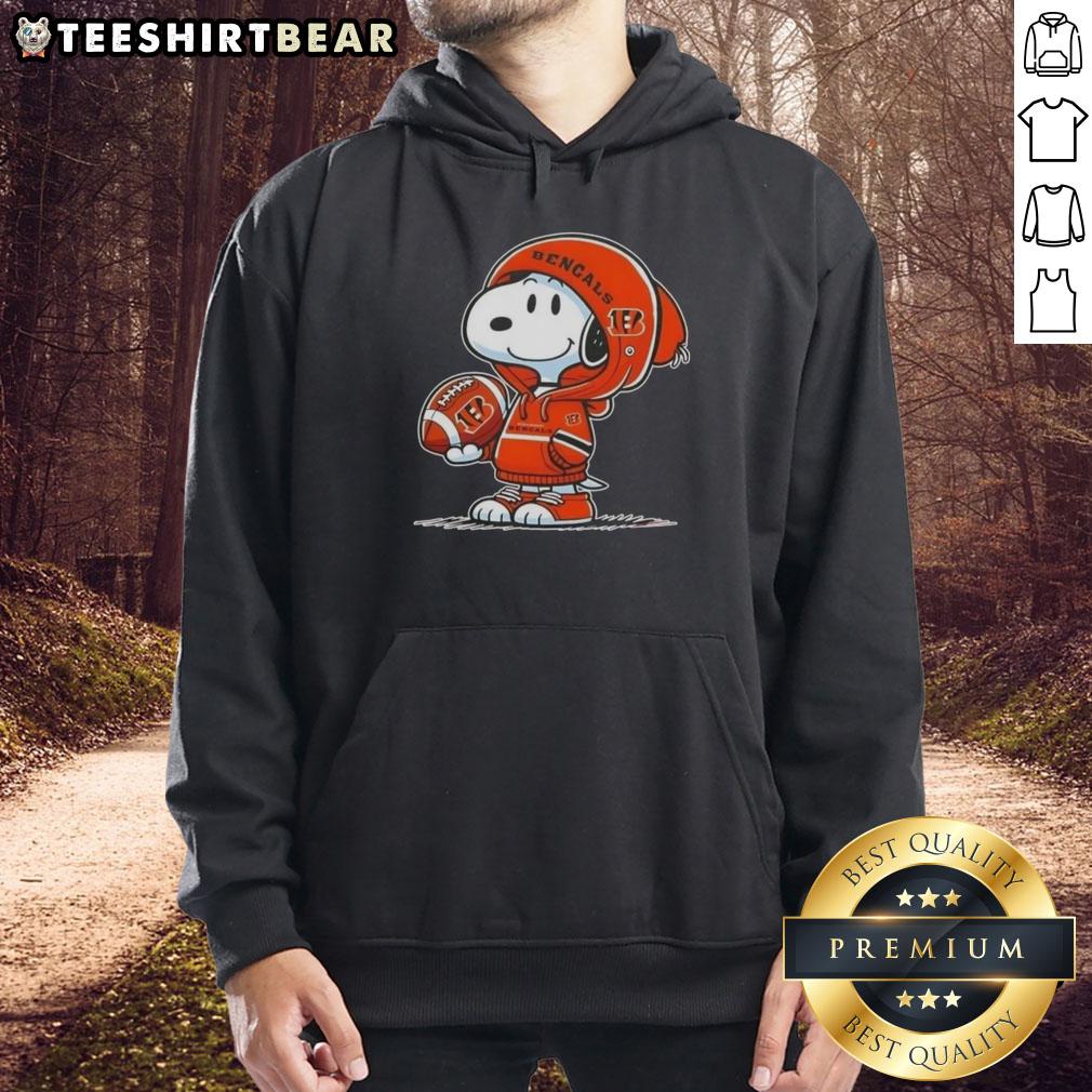 premium-peanuts-snoopy-wearing-hoodie-cincinnati-bengals-and-smilling-at-fans-hoodie Snoopy wearing a Cincinnati Bengals hoodie, smiling at fans, showcasing premium peanuts merchandise.