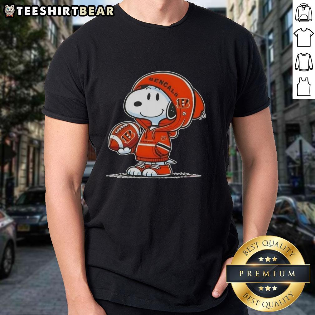 premium-peanuts-snoopy-wearing-hoodie-cincinnati-bengals-and-smilling-at-fans-t-shirt Alt Text: Premium Peanuts Snoopy wearing a Cincinnati Bengals hoodie, smiling at fans on a fun t-shirt design.