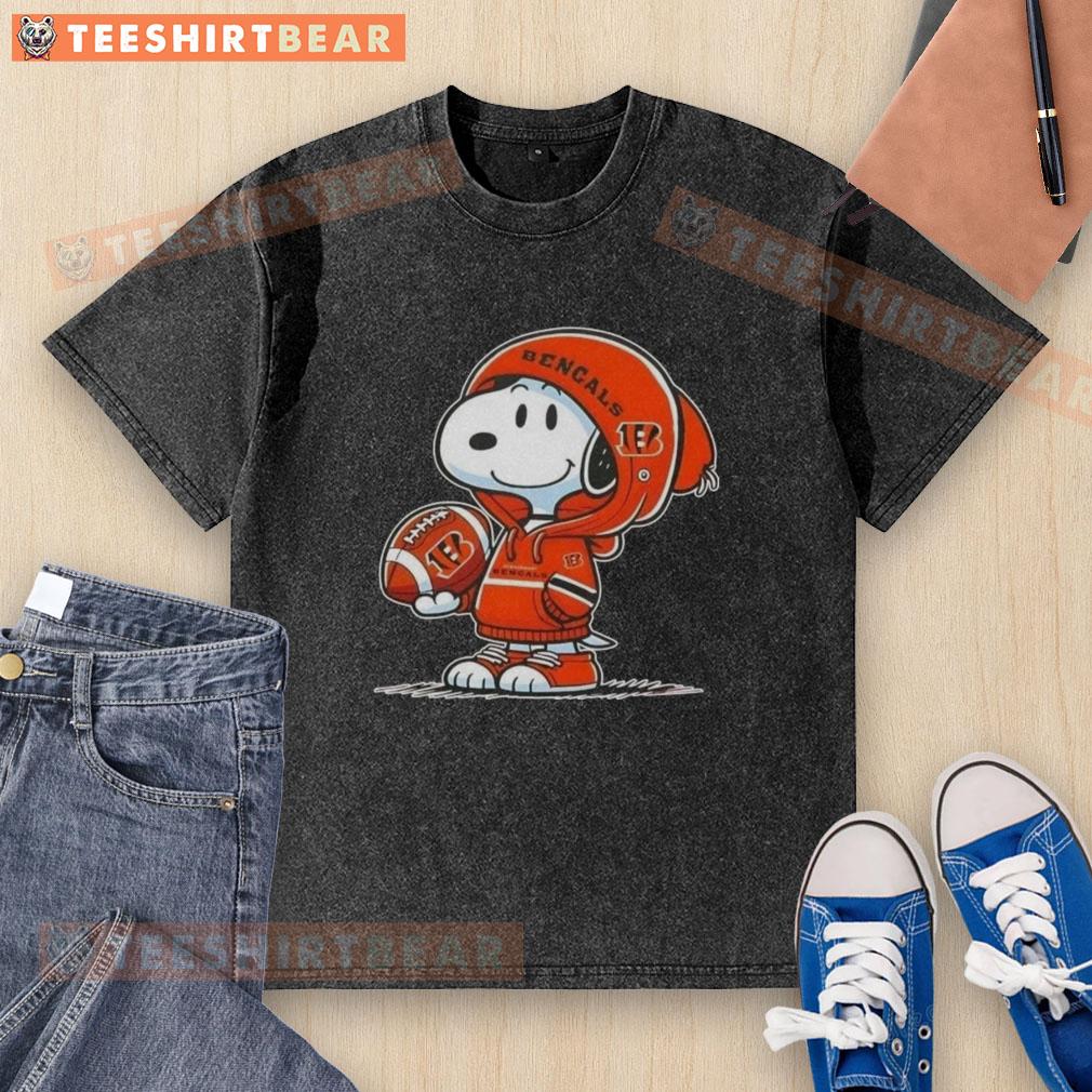 premium-peanuts-snoopy-wearing-hoodie-cincinnati-bengals-and-smilling-at-fans-washed-t-shirt Alt Text: Snoopy wearing a Cincinnati Bengals hoodie smiles at fans in a premium peanuts washed t-shirt.