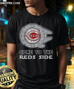 Premium Star Wars Come To The Cincinnati Reds Side T-Shirt featuring iconic characters and team logo on a stylish design.