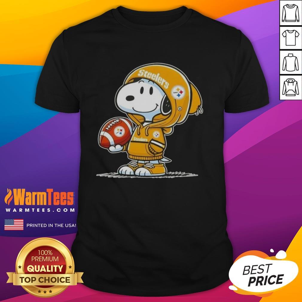 pretty-peanuts-snoopy-wearing-hoodie-pittsburgh-steelers-and-smilling-at-fans-t-shirt-1 Pretty Peanuts Snoopy in a hoodie smiles at fans on a Pittsburgh Steelers T-shirt, showcasing team spirit and charm.