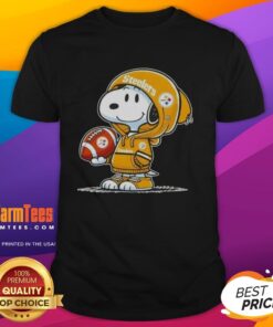 Pretty Peanuts Snoopy in a hoodie smiles at fans on a Pittsburgh Steelers T-shirt, showcasing team spirit and charm.