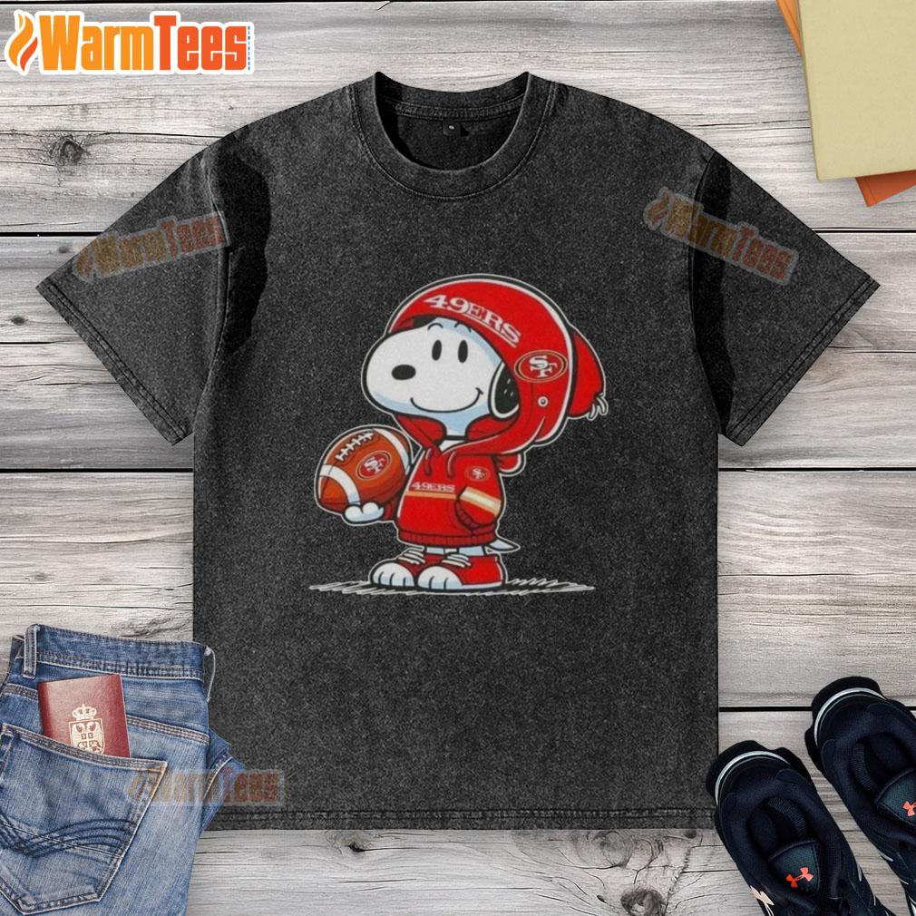 pretty-peanuts-snoopy-wearing-hoodie-san-francisco-49ers-and-smilling-at-fans-washed-t-shirt Alt Text: Snoopy in a hoodie smiling at fans, showcasing a San Francisco 49ers washed t-shirt, perfect for NFL fans.