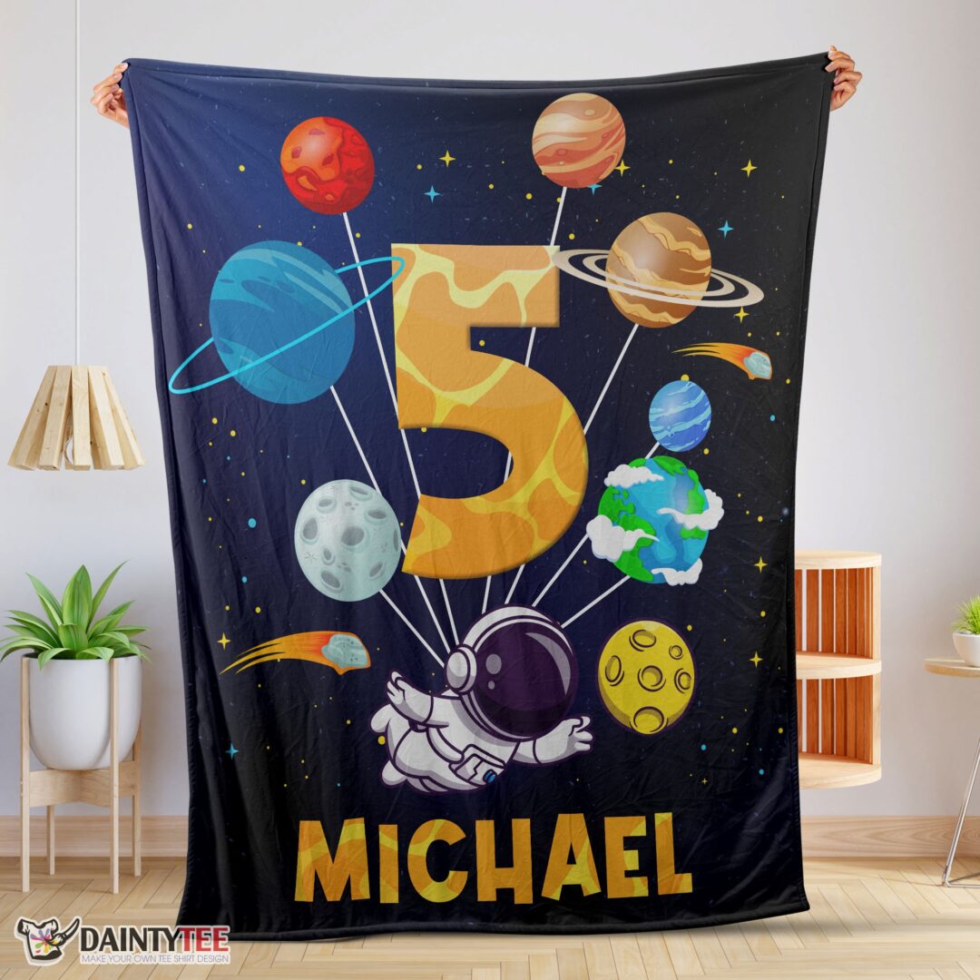 top-cute-astronaut-catching-moon-cartoon-blanket-fleece-customized-blanket-mk-01-1 Top Cute Astronaut Catching Moon Cartoon Blanket Fleece Customized Blanket
