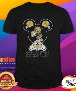 Top Mickey Hands Heart Love New Orleans Saints Football T-Shirt design featuring iconic Mickey hands and heart symbol.