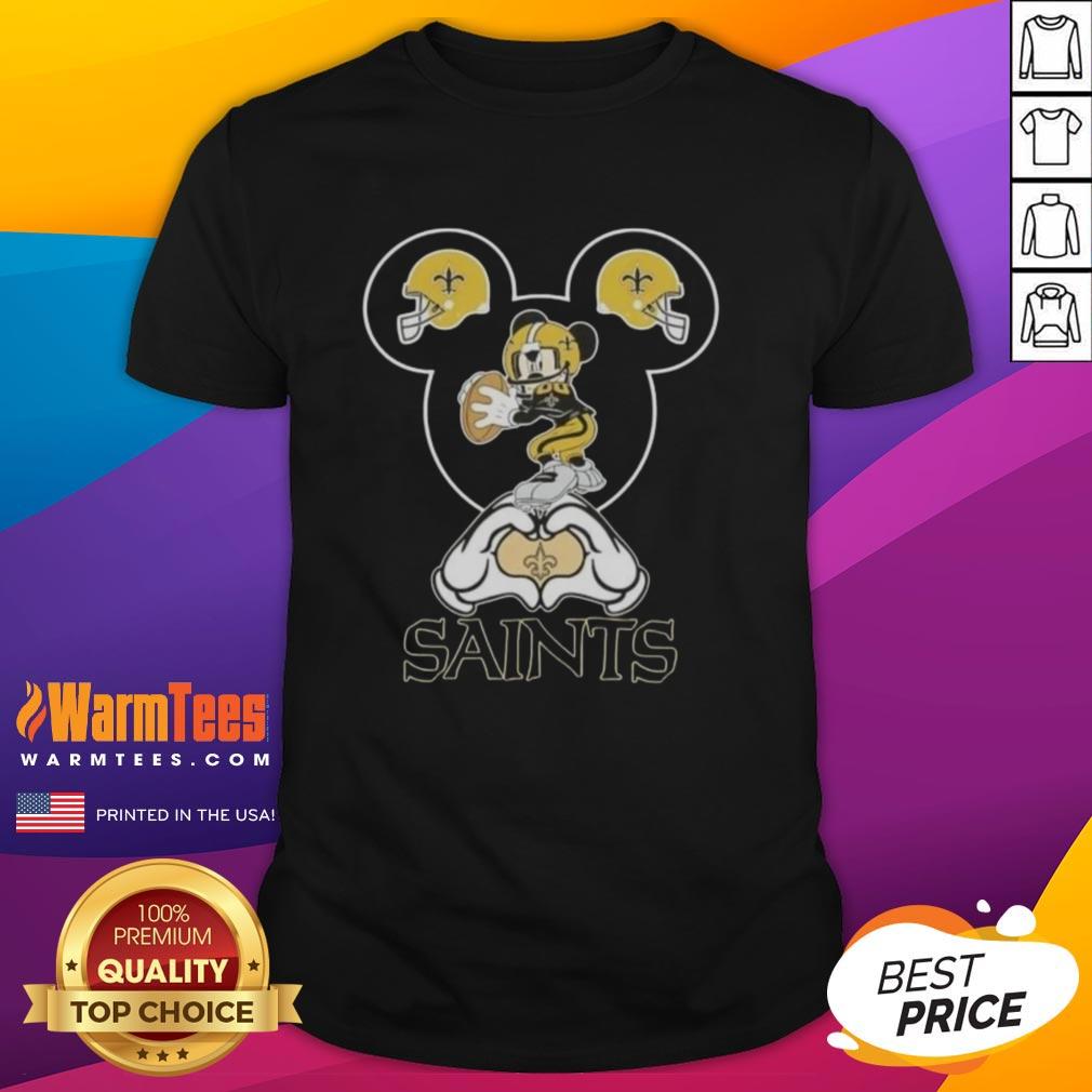 top-mickey-hands-heart-love-new-orleans-saints-football-t-shirt-1 Top Mickey Hands Heart Love New Orleans Saints Football T-Shirt design featuring iconic Mickey hands and heart symbol.