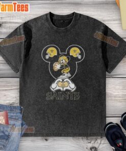 Top Mickey Hands Heart Love New Orleans Saints Football Washed T-Shirt design featuring a vibrant heart and iconic Mickey hands.