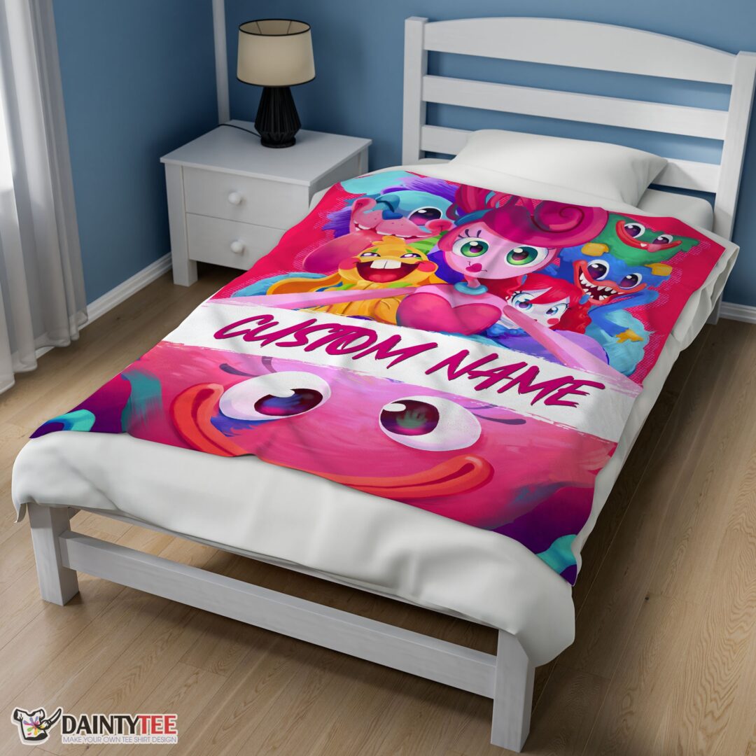 top-poppy-playtime-mommy-long-legs-and-huggy-wuggy-blanket-fleece-customized-blanket-mk-01-2 Top Poppy Playtime Mommy Long Legs And Huggy Wuggy Blanket Fleece Customized Blanket - Image 3