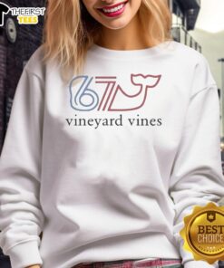 Cozy Top Vineyard Vines 67 logo sweatshirt in navy, perfect for casual outings and vineyard visits.