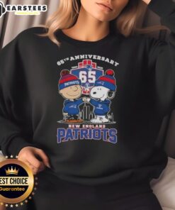 Alt Text: Awesome Charlie Brown X Snoopy 65th Anniversary sweatshirt for New England Patriots football fans, celebrating 1960-2025.