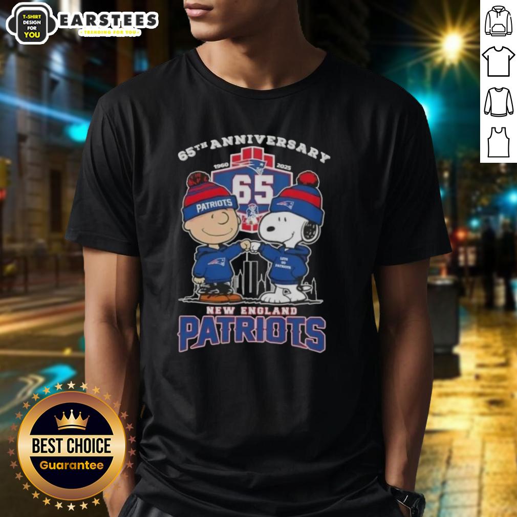 awesome-charlie-brown-x-snoopy-65th-anniversary-1960-2025-new-england-patriots-football-t-shirt Awesome Charlie Brown X Snoopy 65th Anniversary T-Shirt for New England Patriots fans, celebrating 1960-2025.