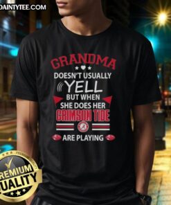 Awesome Grandma T-shirt: 'Doesnt Yell Except When Alabama Crimson Tide Plays' - Perfect for proud fans!