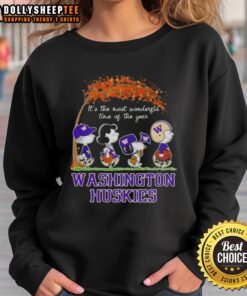 Alt Text: Awesome Washington Huskies X Peanuts Snoopy sweatshirt for autumn, featuring Snoopy and friends in a festive design.