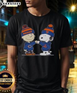 Alt Text: Cute Chicago Bears Snoopy and Charlie Brown best friends t-shirt featuring vibrant graphics and playful design.