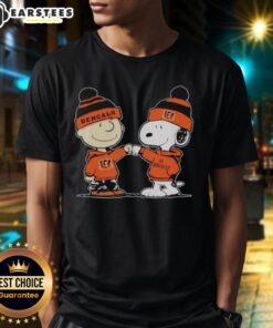 Alt Text: Cute Cincinnati Bengals Snoopy and Charlie Brown Best Friends T-Shirt featuring playful cartoon characters in team colors.
