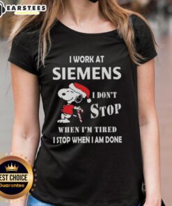 Funny Snoopy Christmas tee for ladies: 'I work at Siemens, I don't stop when I'm tired, I stop when I'm done.'