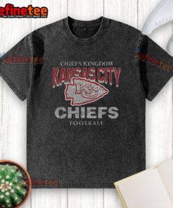 Good Kansas City Chiefs head on washed t-shirt, featuring bold team logo and soft, comfortable fabric.