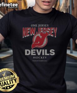 Good New Jersey Devils vintage head-on T-shirt featuring classic logo, perfect for fans showcasing retro style.