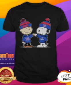 Good New York Giants Snoopy and Charlie Brown Best Friends T-Shirt featuring iconic characters in team colors.