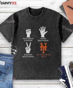 Good New York Mets washed t-shirt featuring 'Nothing Beats Rock, Paper, Scissors' design for fans and casual wear.