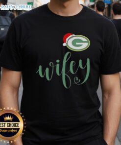Good Wifey Green Bay Packers Santa Hat Merry Christmas T-Shirt featuring festive design for Packers fans.
