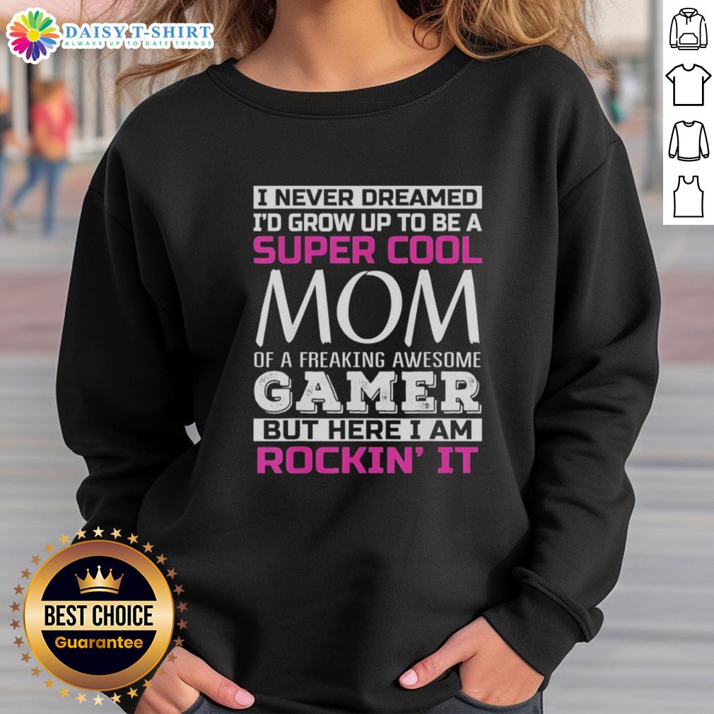 Happy I Never Dreamed I'd Grow Up To Be A Super Cool Mom Of A Freaking Awesome Gamer Sweatshirt Alt Text: Happy sweatshirt featuring I Never Dreamed I'd Grow Up to Be a Super Cool Mom of a Freaking Awesome Gamer design.