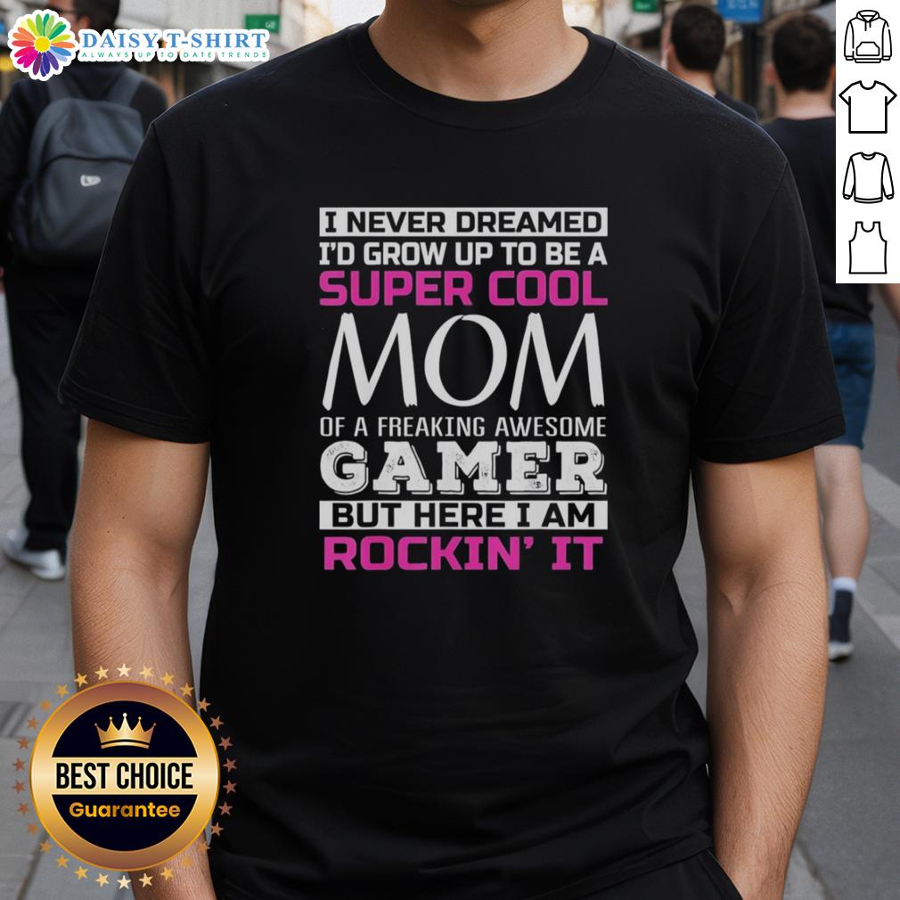 Happy I Never Dreamed I'd Grow Up To Be A Super Cool Mom Of A Freaking Awesome Gamer T-Shirt Alt Text: Happy I Never Dreamed Id Grow Up To Be A Super Cool Mom T-Shirt for gamers, featuring fun graphics and vibrant colors.