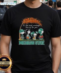Happy Michigan State Spartans x Peanuts Snoopy and Friends autumn t-shirt celebrating the season's joy and school spirit.