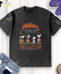Happy San Francisco Giants X Peanuts Snoopy and Friends autumn t-shirt, perfect for celebrating the season in style.