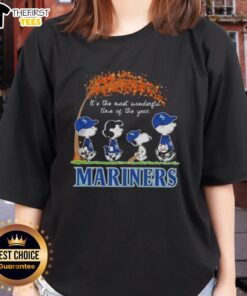 Happy Seattle Mariners x Peanuts Snoopy autumn tee for women, celebrating the season's joy with iconic characters.