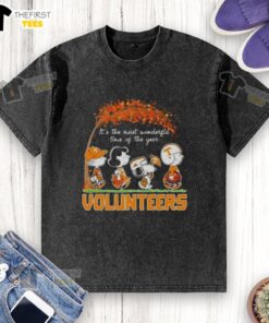Happy Tennessee Volunteers X Peanuts Snoopy and Friends Autumn T-Shirt, perfect for celebrating the season.