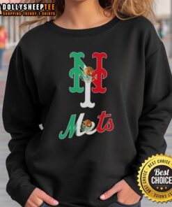 Hot New York Mets baseball sweatshirt featuring a vibrant Mexican flag design, perfect for fans and style enthusiasts.