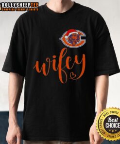 Hot Wifey Chicago Bears Santa Hat Merry Christmas T-Shirt featuring festive design and team colors for holiday cheer.